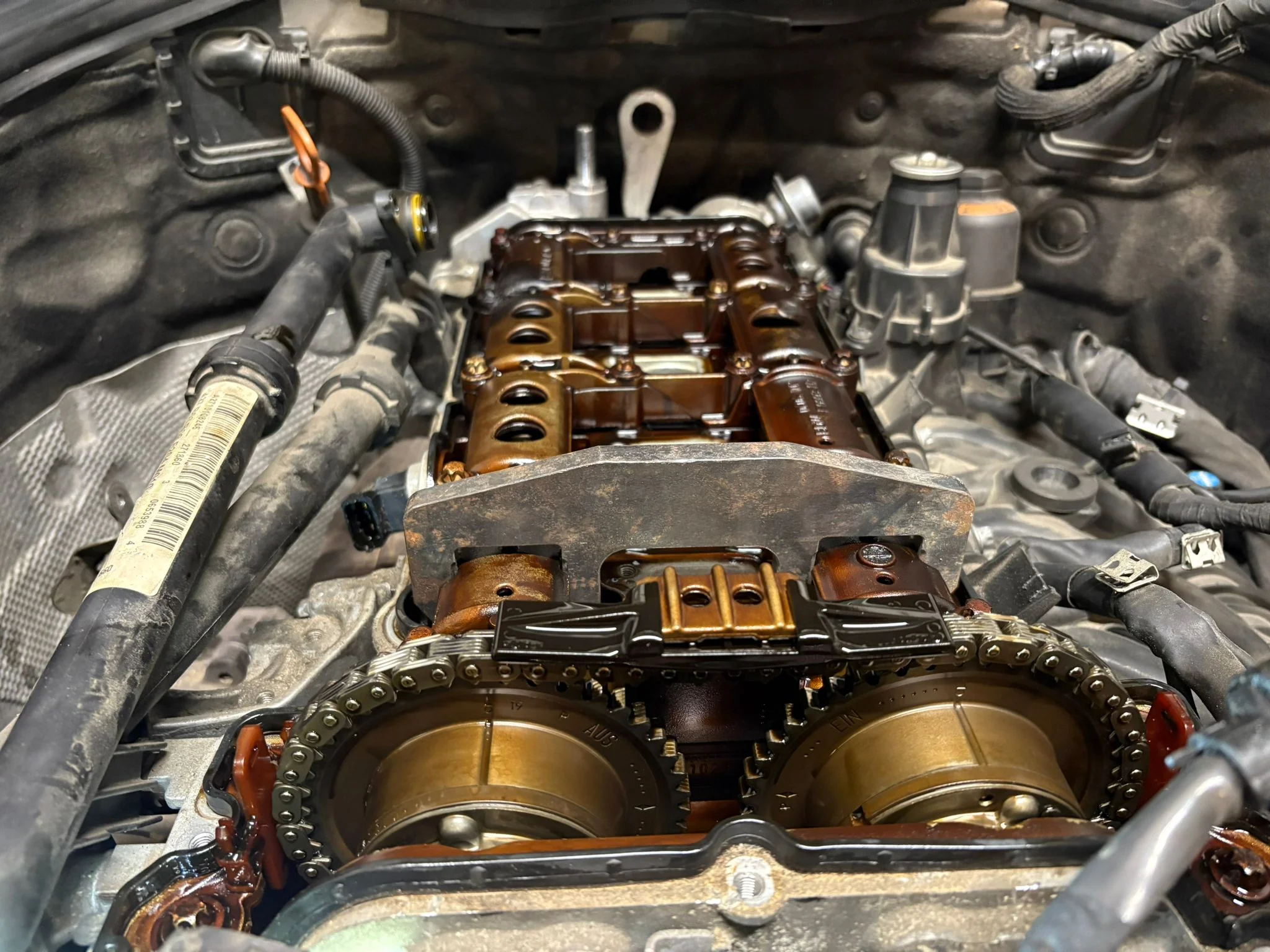 Wymiana lancucha rozrzadu Mercedes - widok otwartego silnika z lancuchem rozrzadu i kolami zebatymi