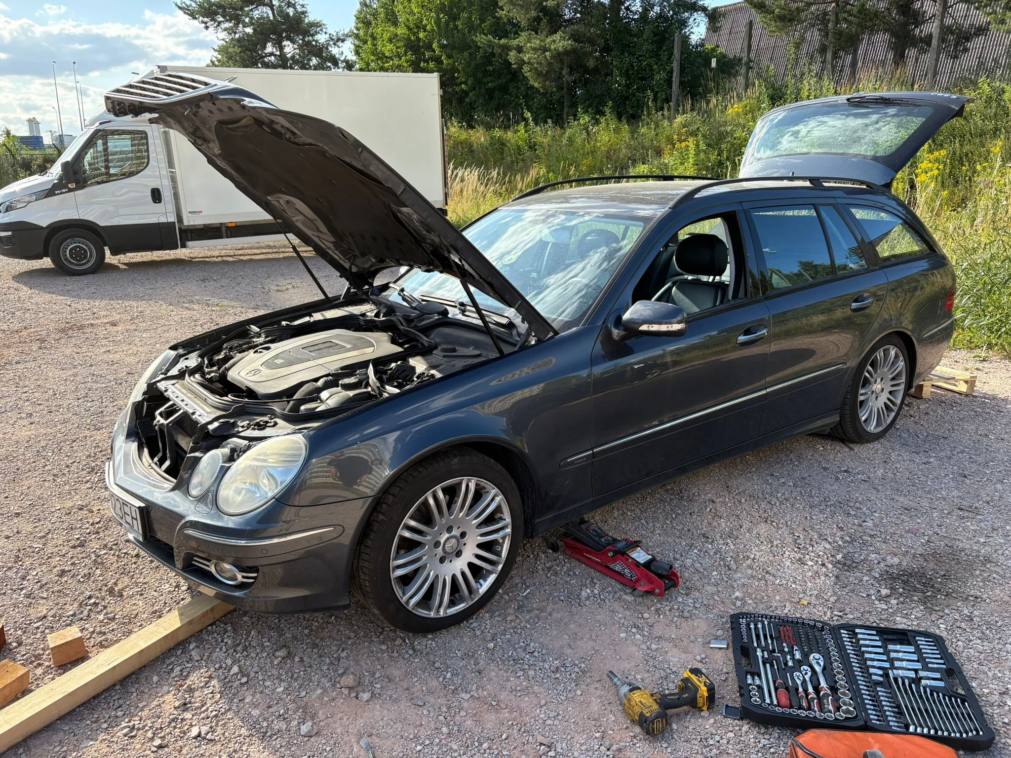 Naprawa Airmatic Mercedes E-Klasa - samochod podczas serwisu zawieszenia pneumatycznego