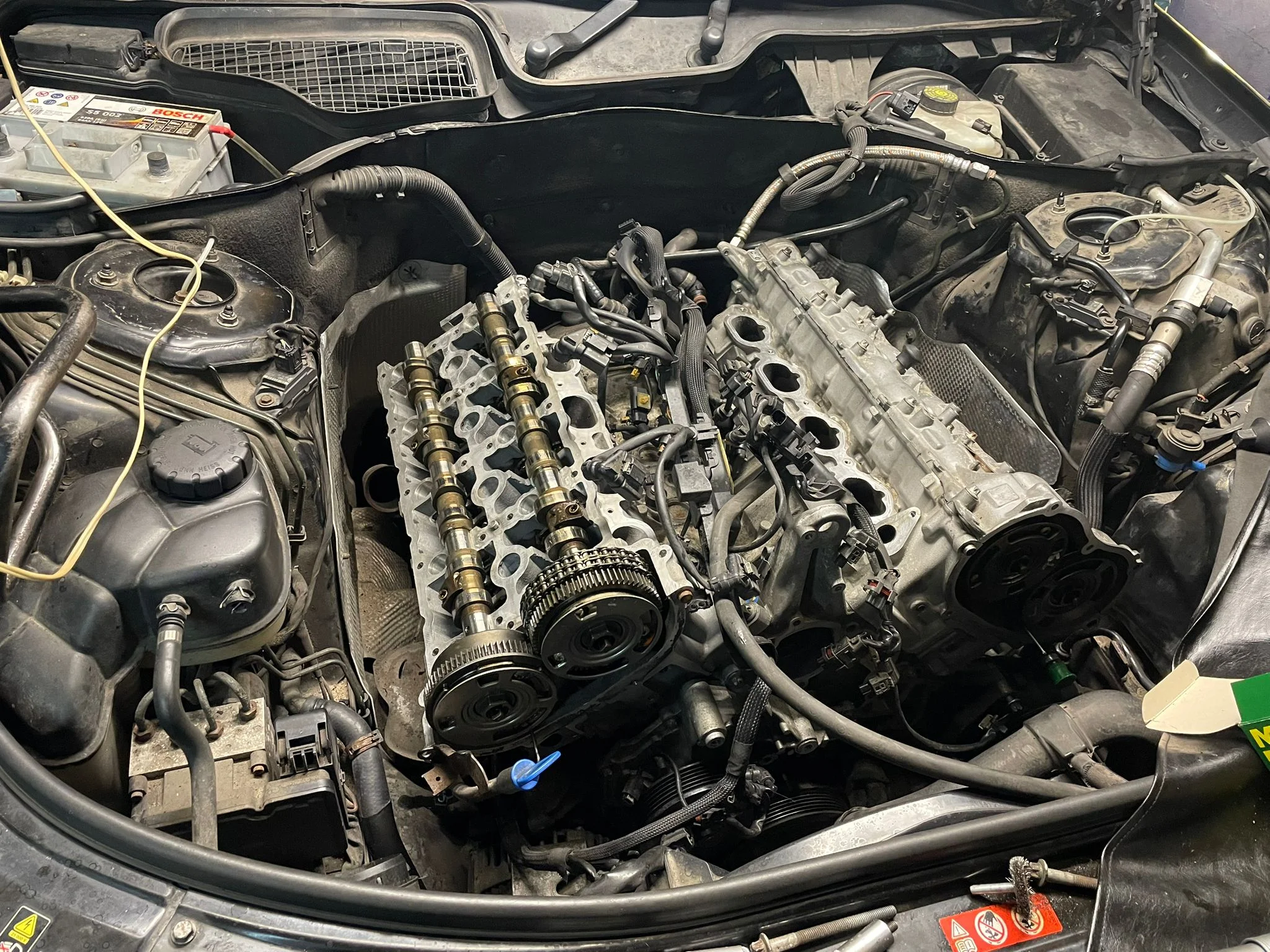 Remont silnika Mercedes V6 - widok walka rozrzadu i lancucha podczas naprawy