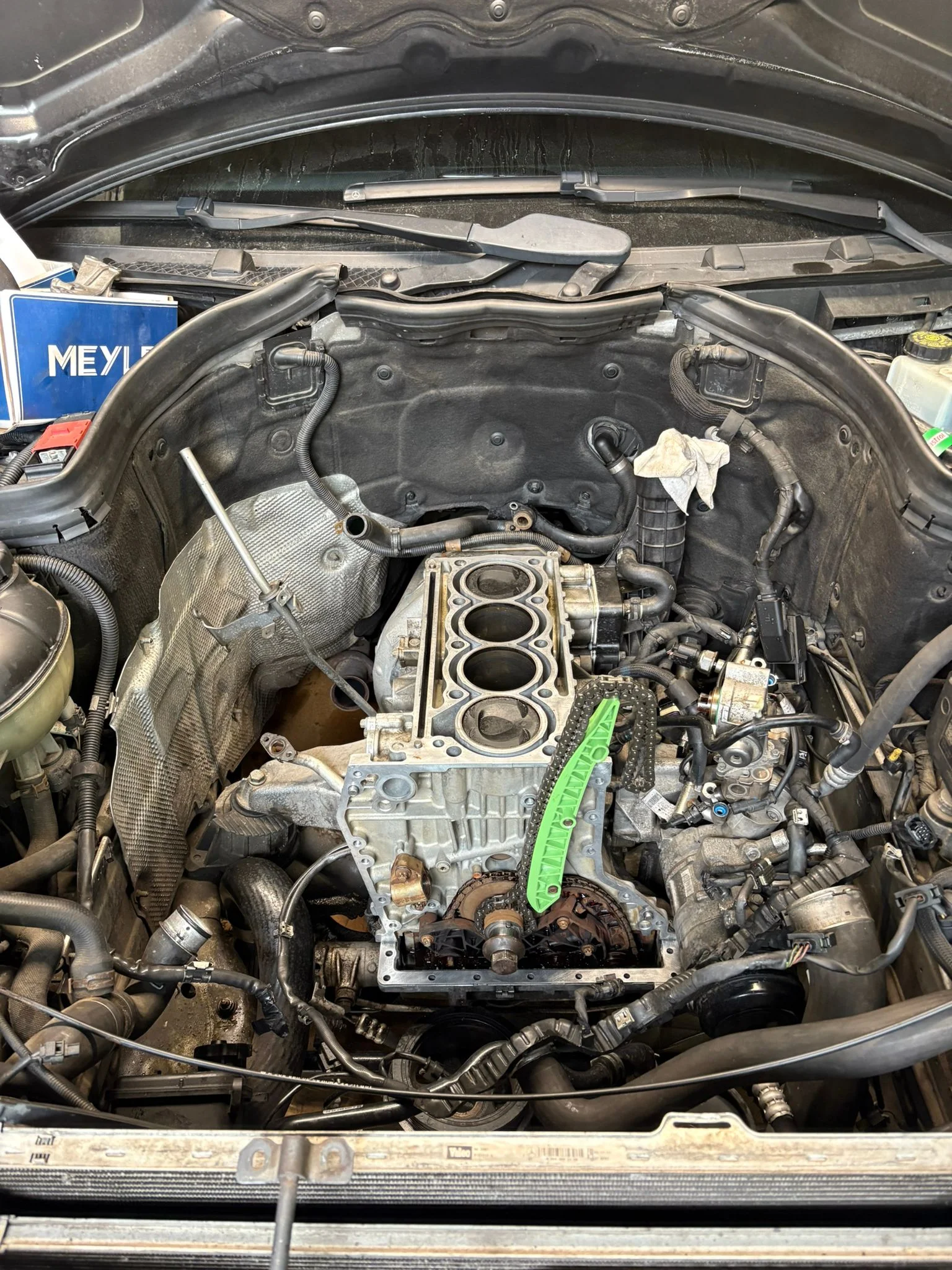 Remont silnika Mercedes - blok silnika z widocznymi cylindrami i lancuchem rozrzadu