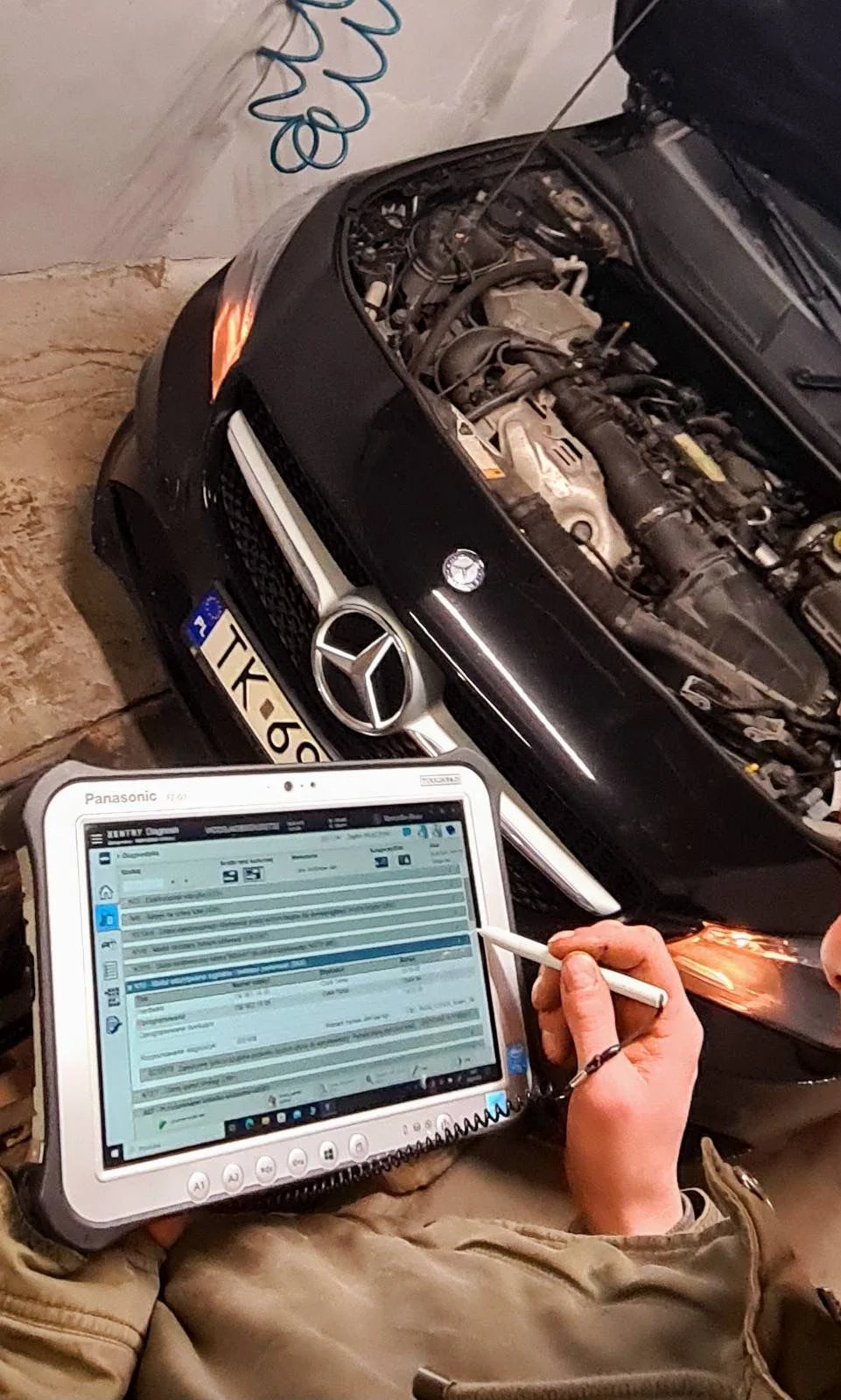 Diagnostyka komputerowa Mercedes Star Diagnosis - urzadzenie diagnostyczne podlaczone do samochodu